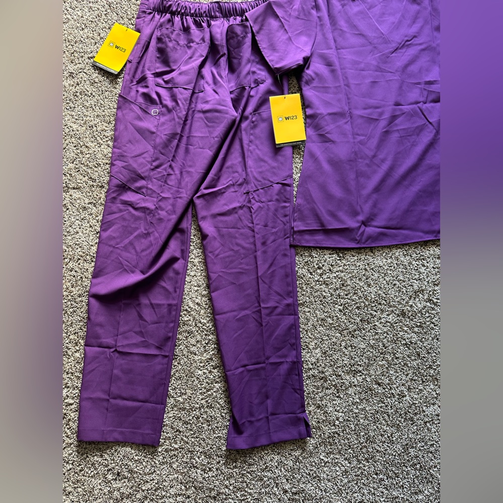 Wonder wink. Womens scrub set. Various sizes. - Picture 6 of 9